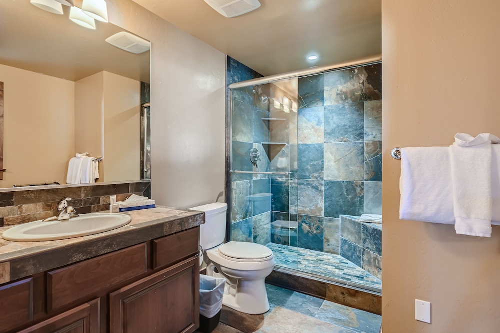 Marksberry Lodge 4 Bedroom Home by RedAwning