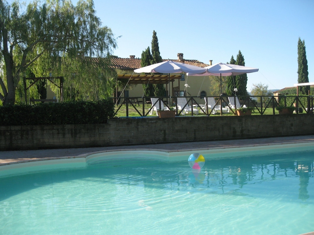 Apartment in Guasticce With Shared Pool