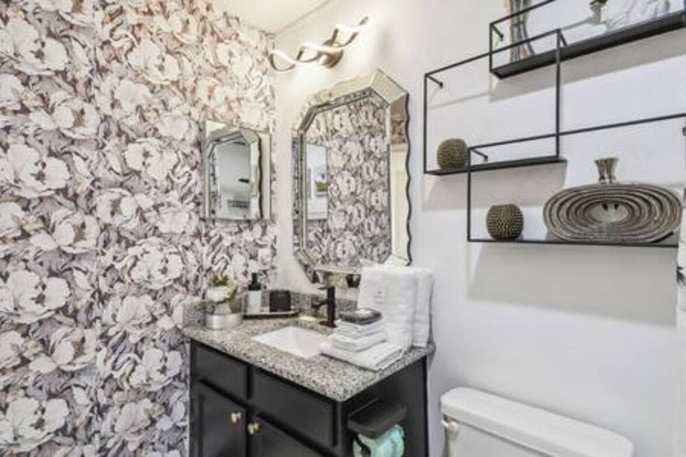 Lake Berkley 4BR Villa - Near Disney & Pool