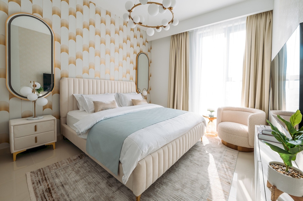 Elegant Stay: Balcony & Stunning Dubai Creek Views