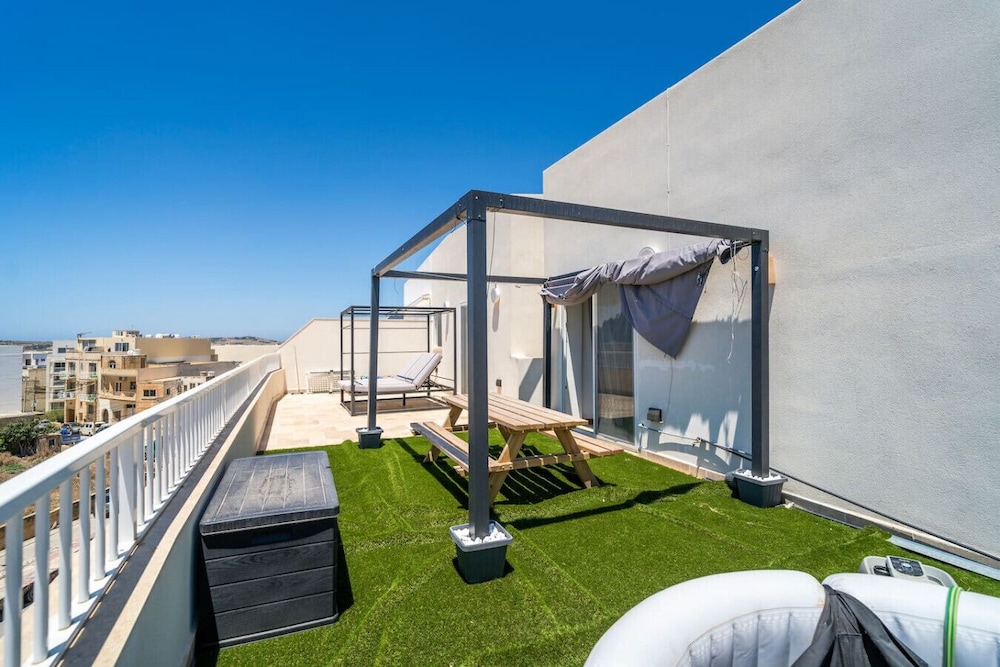 Sannat Penthouse Retreat Hot Tub Outdoor Lounge