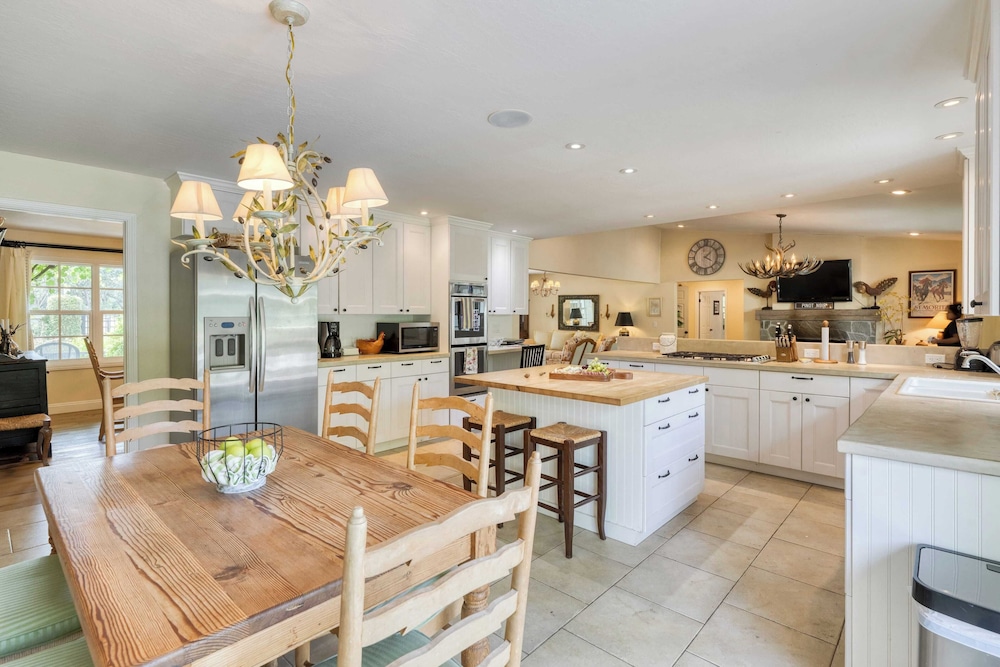 Glen Ellen Escape 5BR Retreat w/ Pool, Hot Tub, Hammocks & Vineyard Views