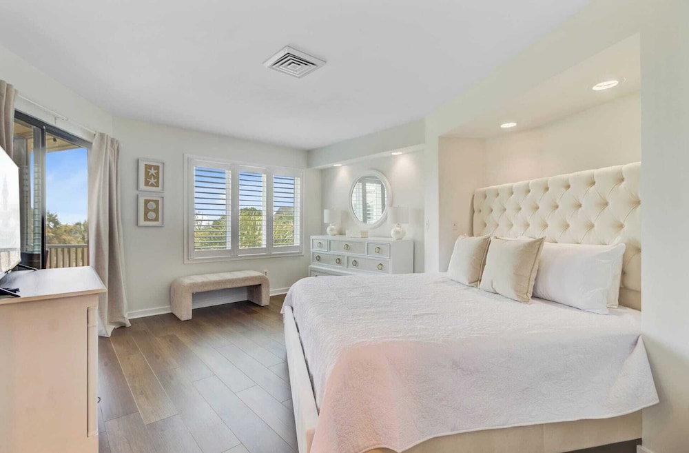 Oceanview Condo + Pool, Balcony & Beach Access 304 D Port O Call by Avantstay