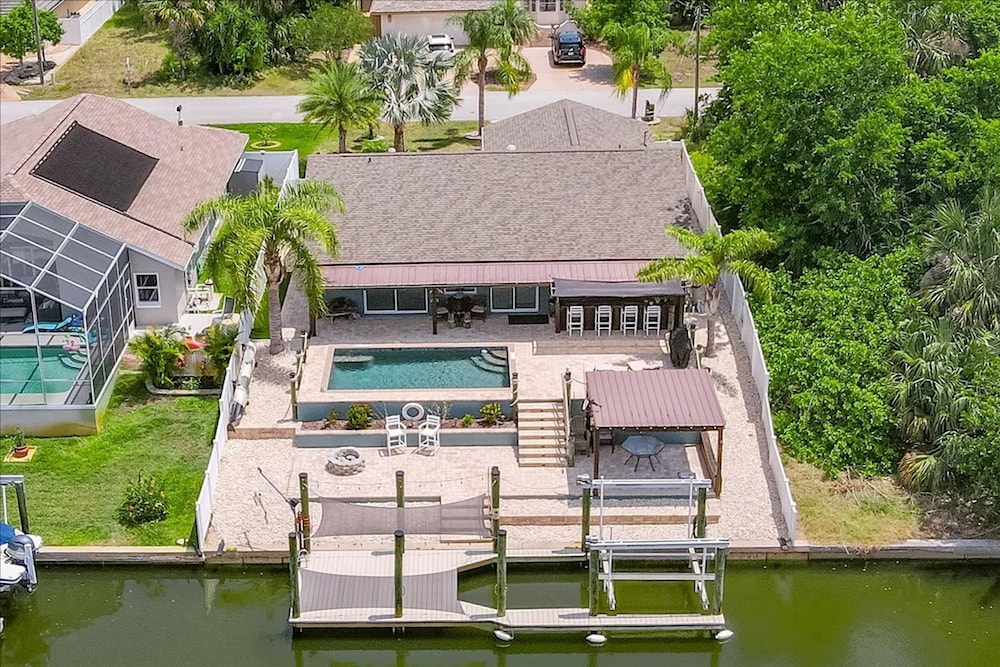 Waterfront Retreat With Pool Tiki Bar Boat Dock