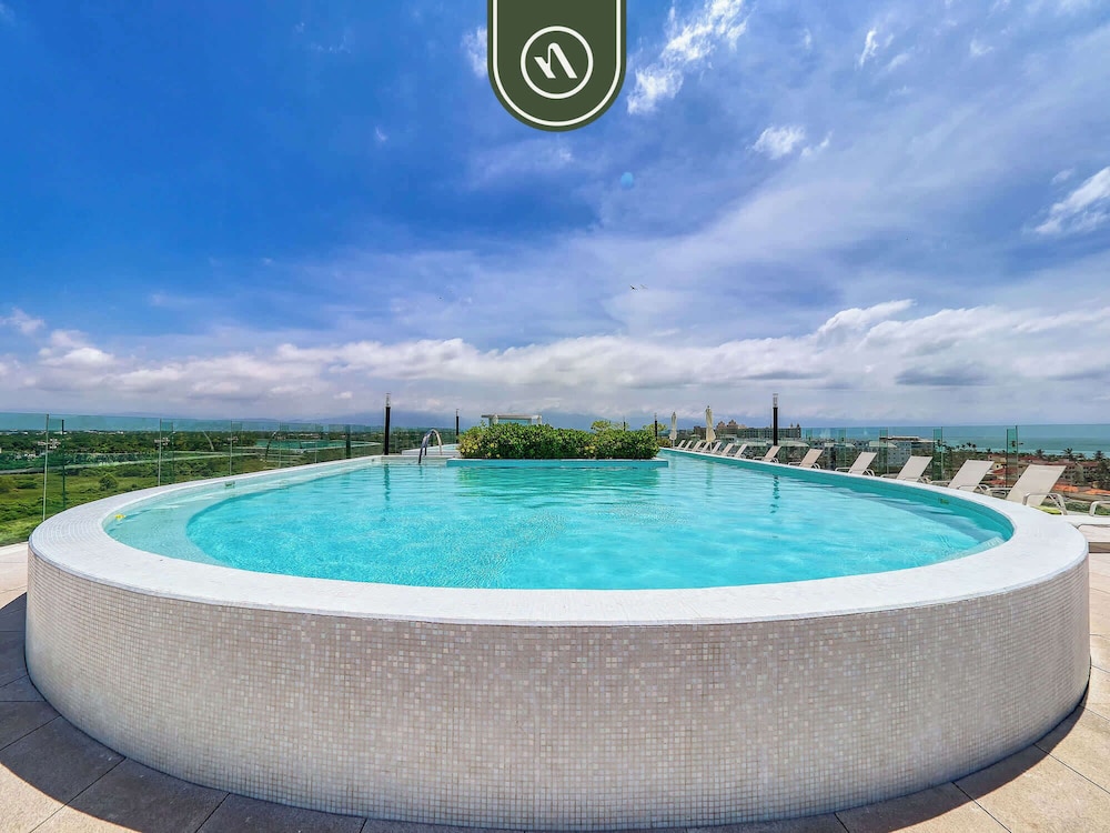 Luxury 3 BR Condo - Beach Access 1 Block Away