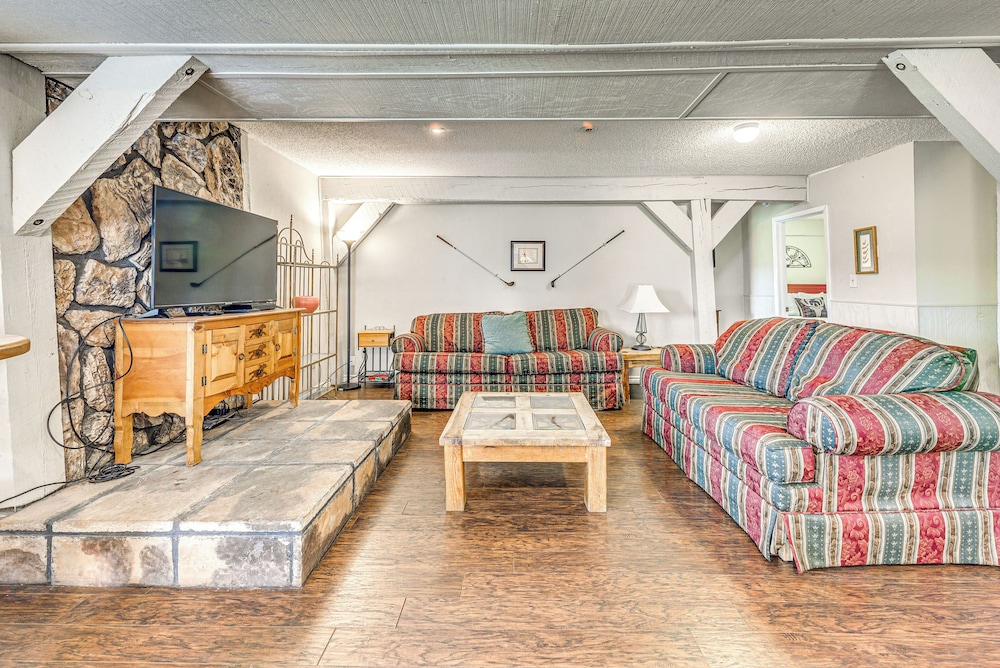 Half-mi to Midtown: Family Retreat w/ Mtn Views!