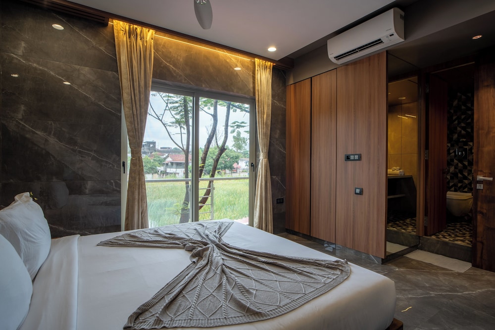 Alaya Stays - Imperial Calista 4BHK near Khandala Hills