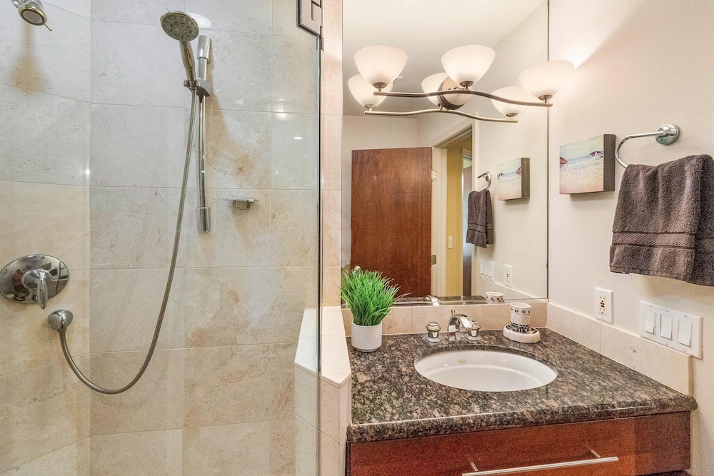 Ocean View Kaanapali Condo w 2 Lanais Loft AC Pool Walk to Beach