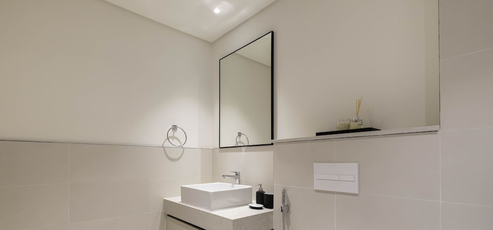 LUX The Marina Vista Beachfront Suite 2