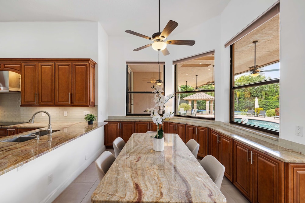 Grand 6BR Plantation Estate w/ Tennis & Pool