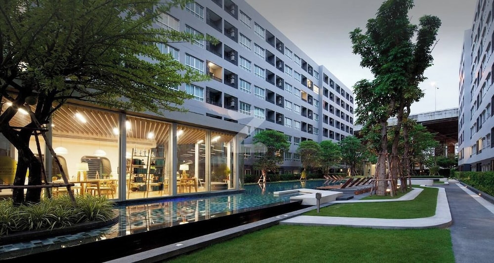 Modern Bangkok Apartment With Pool & Fitness