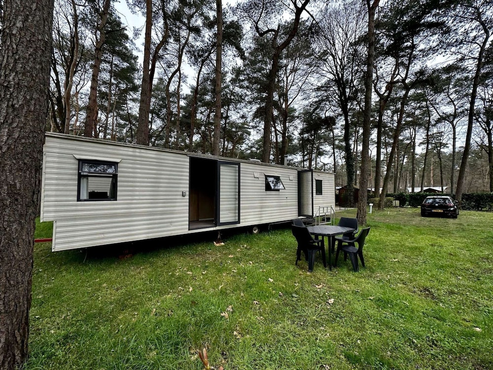 Residence With a Spacious Garden Located in a Child-friendly Park