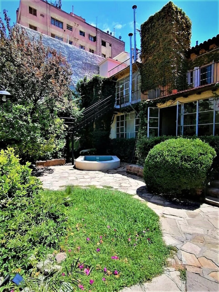 Alamo Hostel & Suites
