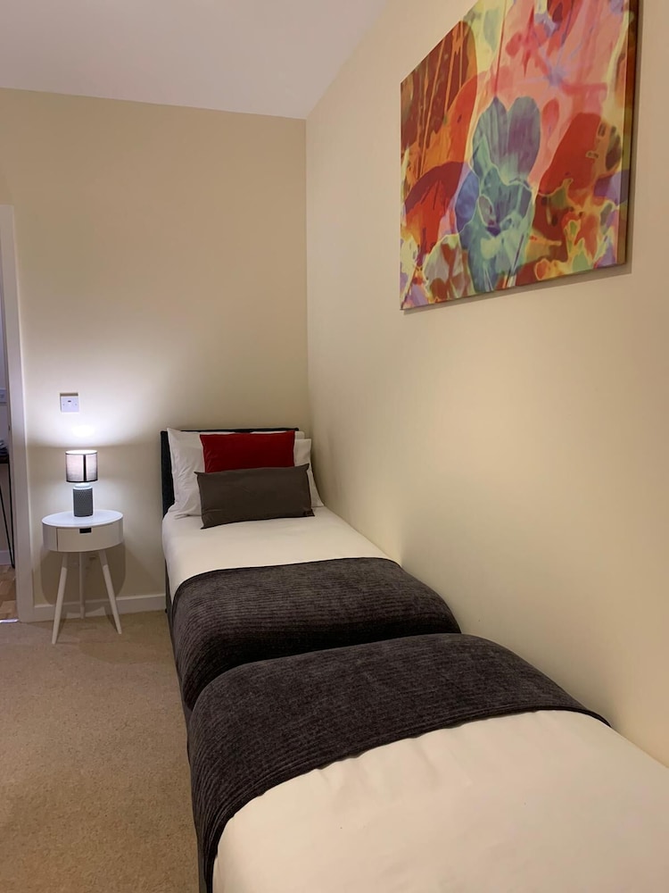 Unique & Stylish 2 Bed Apartment view 4