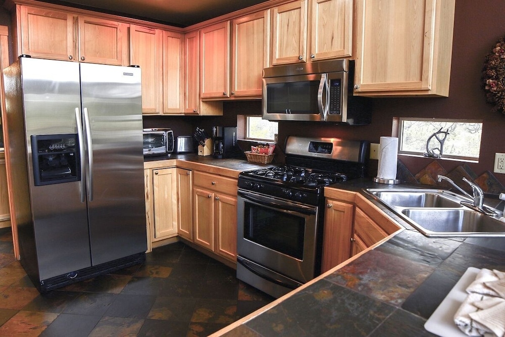 Lazy R Cottages: 16a 2 Bedroom Cabin view 4