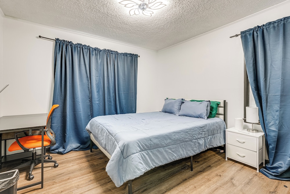 5 Mi to Town: Pet-friendly Retreat in Marietta!