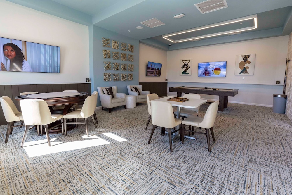 Stylish 4BR Pool Townhome Storey Lake