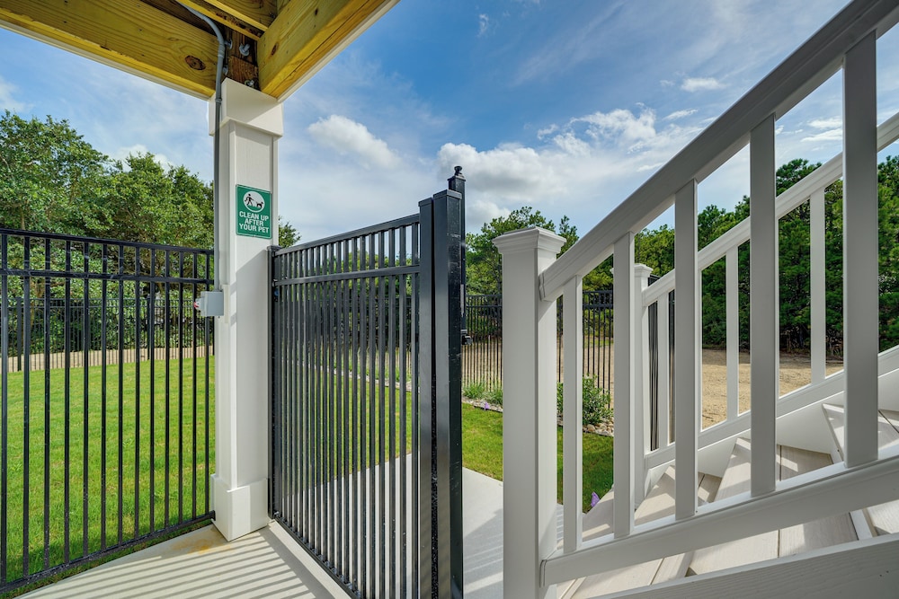 Walk to Beach: Southern Shores Retreat w/ Hot Tub