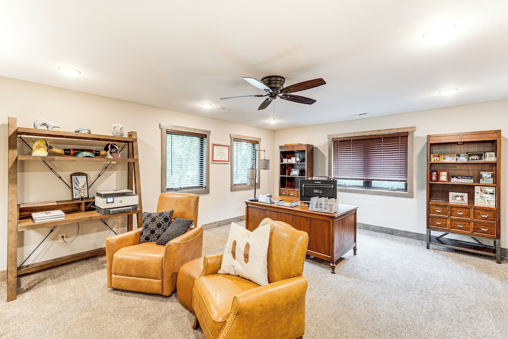 Luxe Barndominium Retreat Near Blue Spring Lake!
