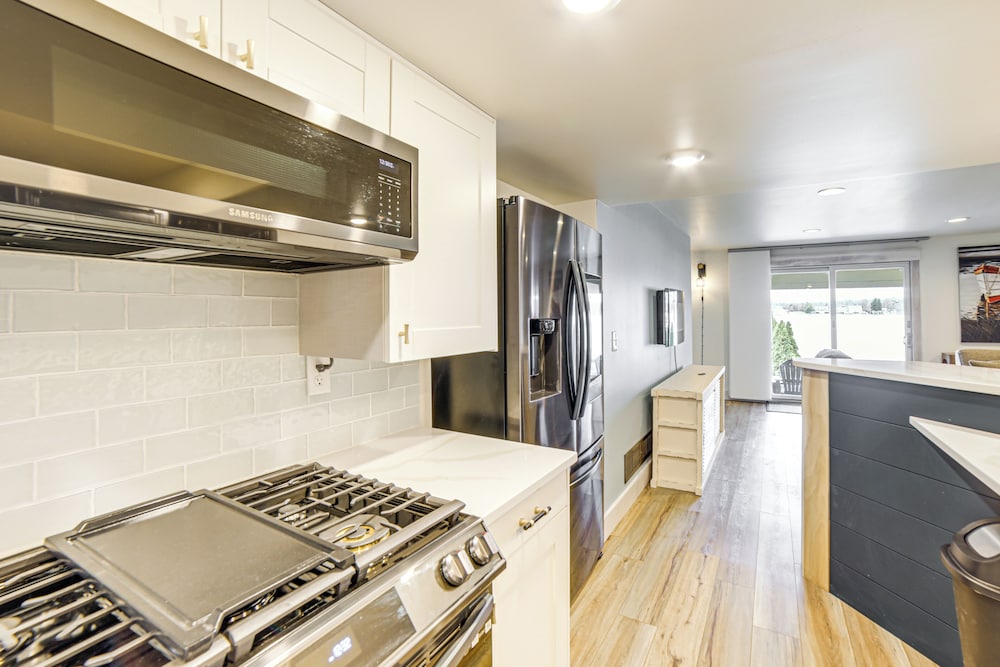 Hot Tub + Fireplace: Waterfront Clark Lake Apt