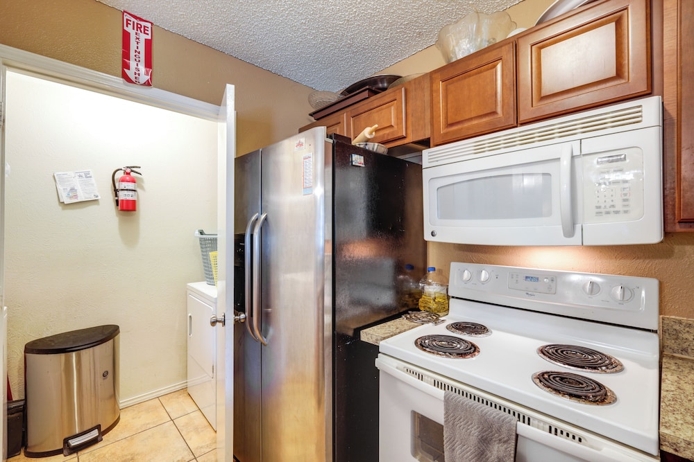 4 Blocks to At&t Stadium: Home w/ Bbq-ready Yard!