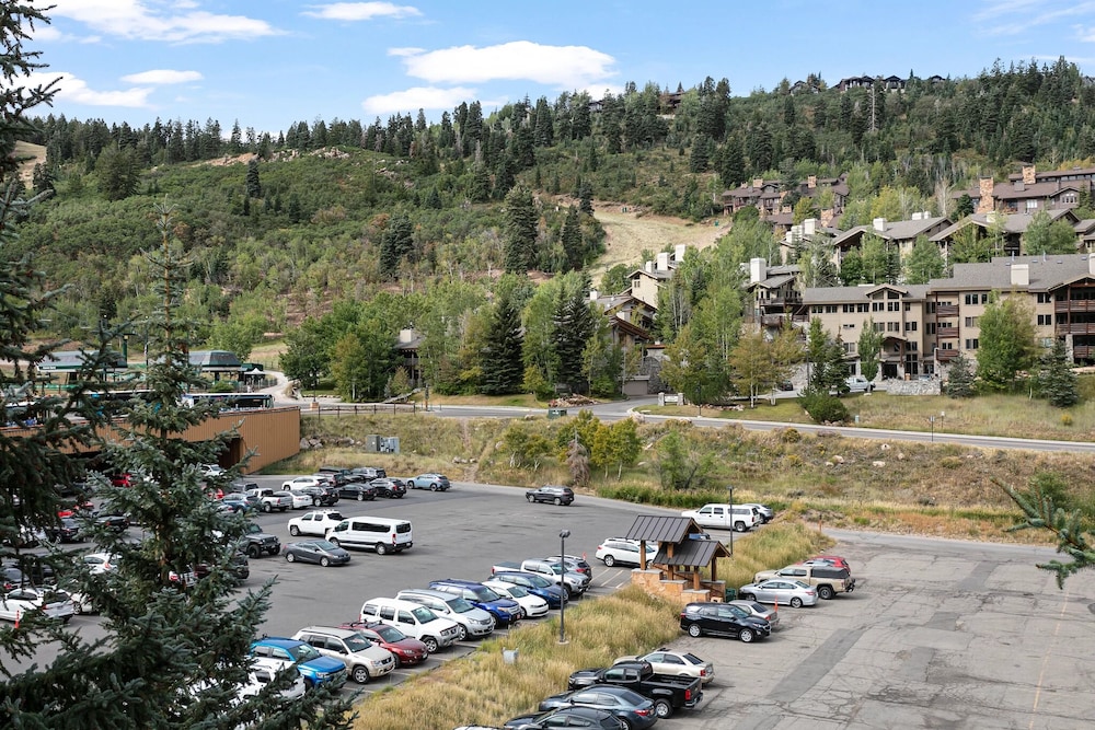 Powder Run at Deer Valley Resort - Four Bedroom Condo with Hot Tub #A32 4 Condo