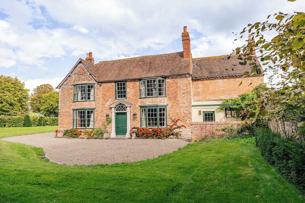 Stunning 4BD Home in Worcestershire