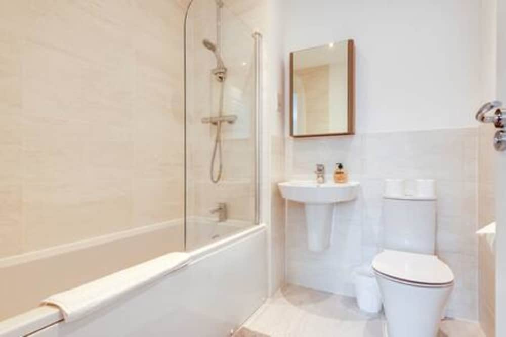 Stylish 4-br House With 3 Ensuite Free Parking