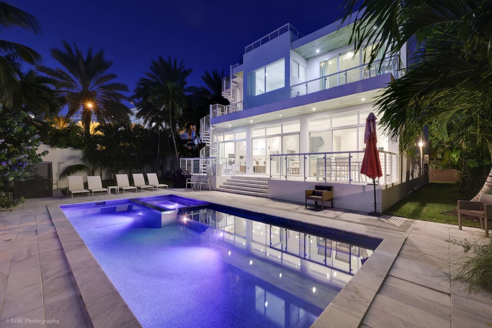 Miami Stunning Waterfront Villa Escape