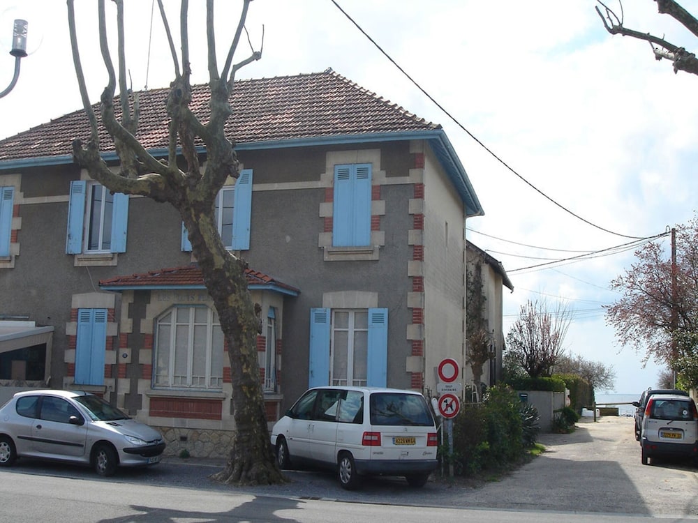 Les Flots Bleus