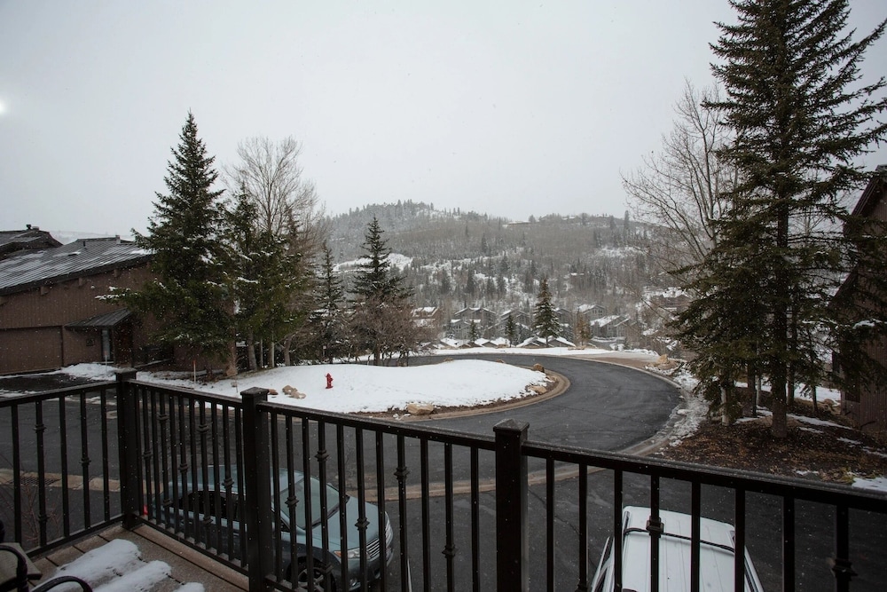 Pinnacle at Deer Valley Resort - Four Bedroom Condo with Hot Tub #1065 4 Condo