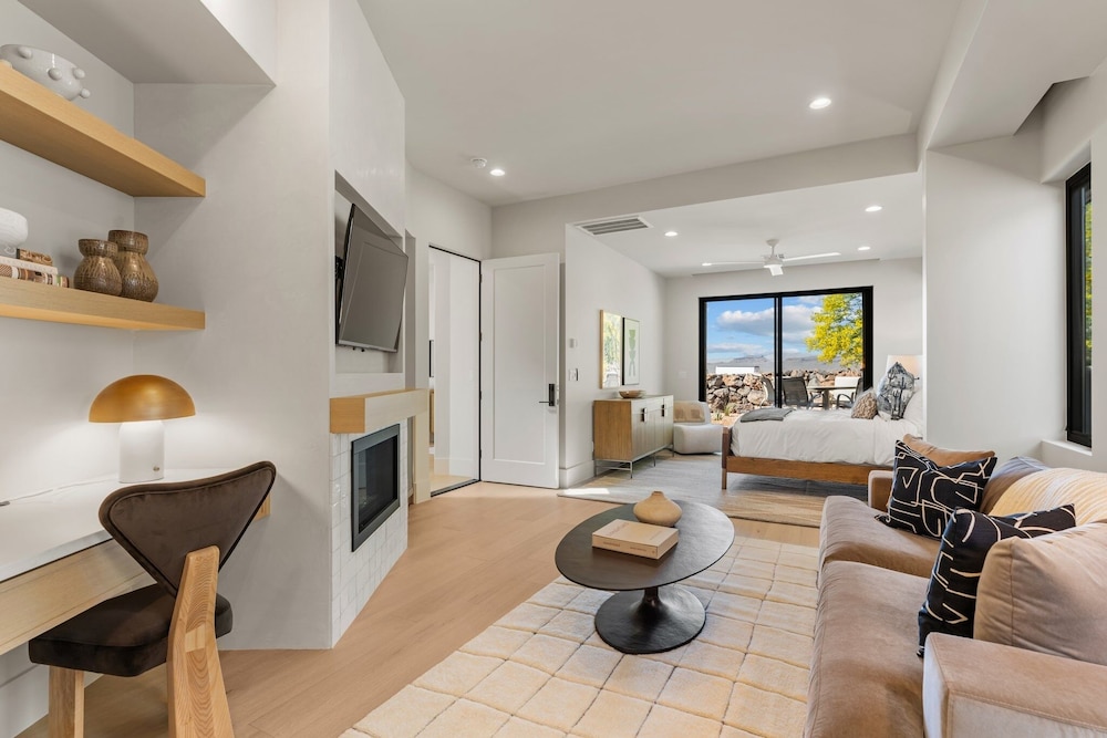 Black Desert Retreat 4 Bedroom Home