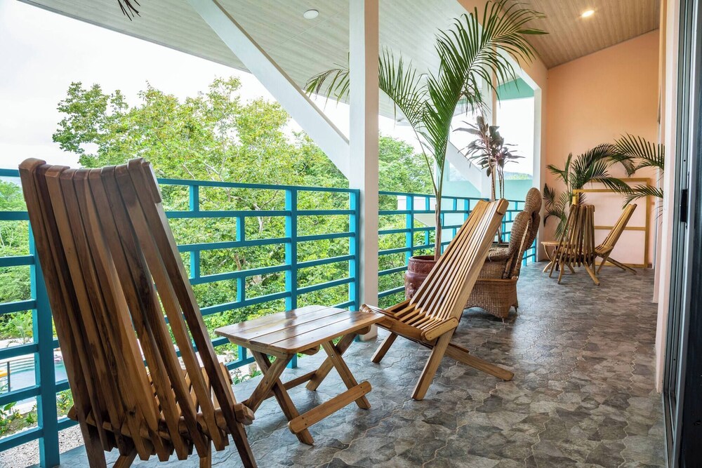 Private Saltwater Pool, Mountain Views, 3min Beach