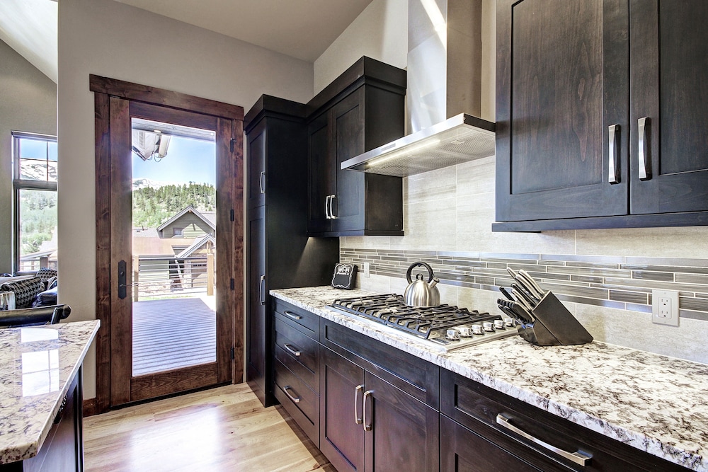 Slope View  3 Bedroom Townhouse by RedAwning
