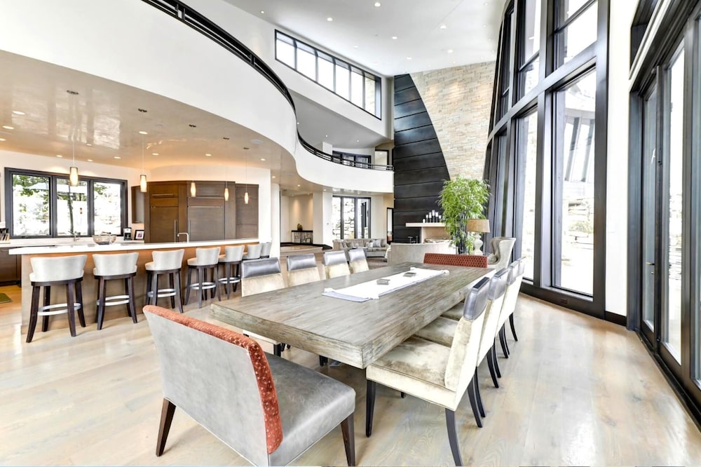 KBM Resorts Walk to Slopes, Sports Court, Private Home Theater, Sleeps 17, Outdoor Hot Tub Pco-184m