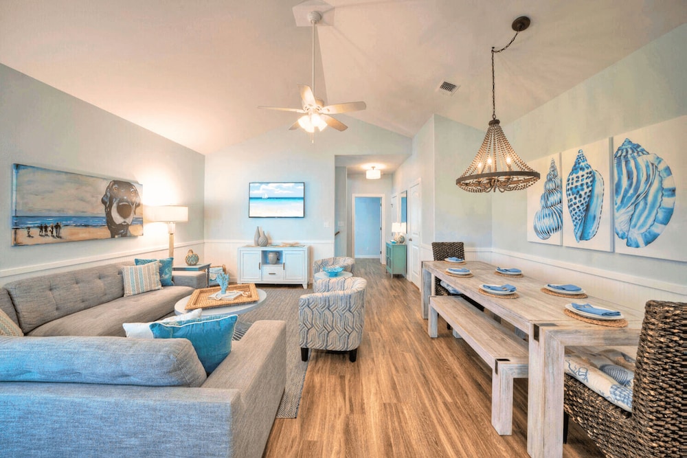 Sleeps 23, 2 Beachside Homes Resort Pool, Walk to the Beach, Balcony + Yard