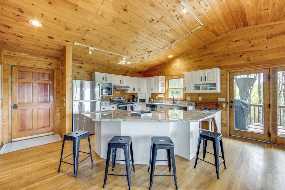 10 Mi to Waynesville: Cabin w/ Hot Tub & Mtn Views