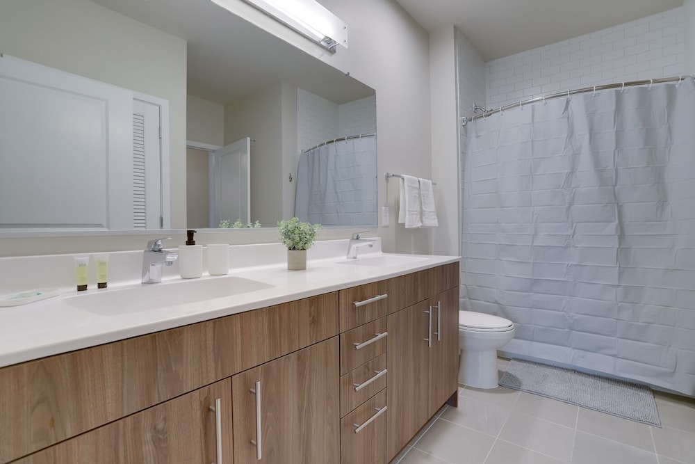 Fun & Comfort Await Alexandria Apartment