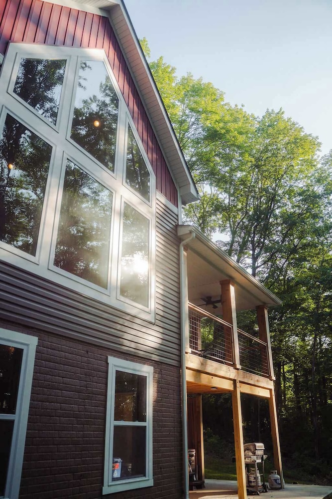 Modern 2 BD Cabin With hot tub & Games & Central Loc