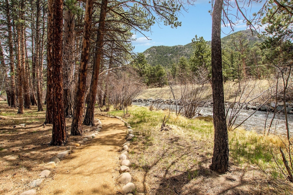 Luxury Rocky Mountain River Retreat - 3 Br Townhouse
