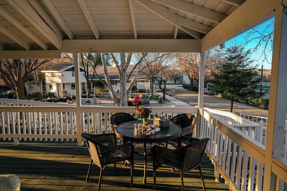 Victorian Manor In Paso Robles Wine Country + Pool, Hot Tub, Firepit, Tennis Court Sleeps 28