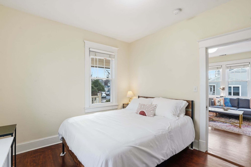 Dc Area Bungalow Near Shops And Dining 3 Bedroom Home