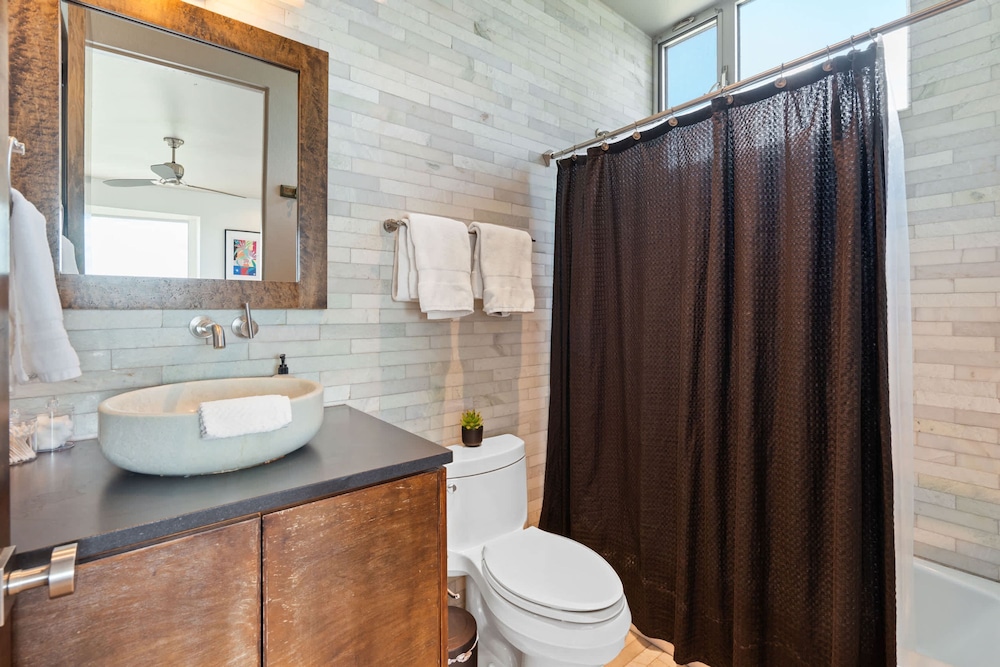 Luxury 7BR Hill Country Gem With Barndominium