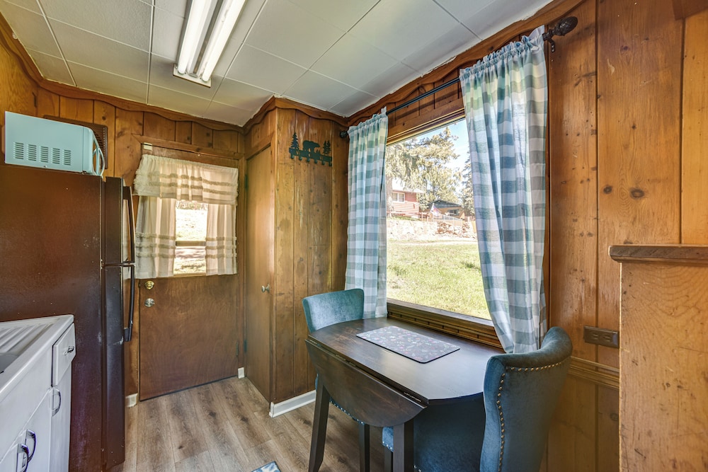 Dog Friendly: Cabin w/ Yard & Mtn Views in Cascade