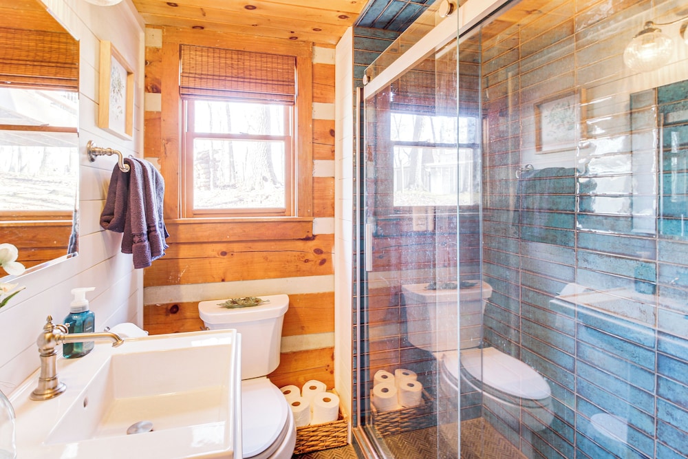 3 Mi to Dtwn Ellijay: Tree-lined Cabin w/ Deck!