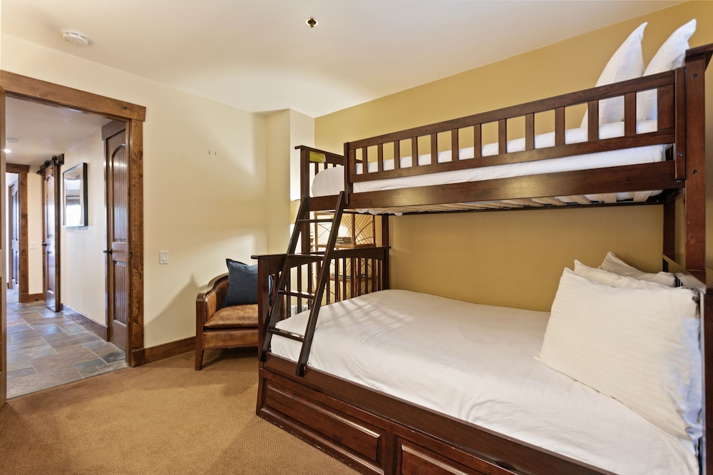 Ridgepoint - Three Bedroom with Spa #128 3 Condo