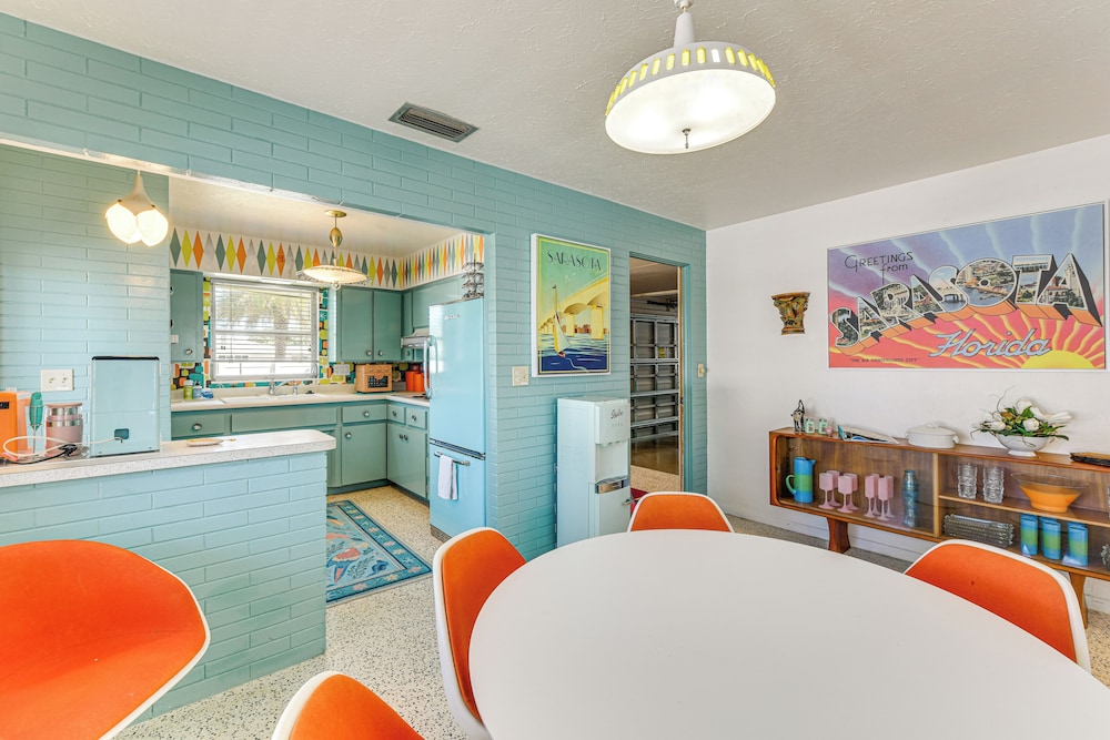 Lanai & Pet Friendly! Retro-chic Sarasota Home!