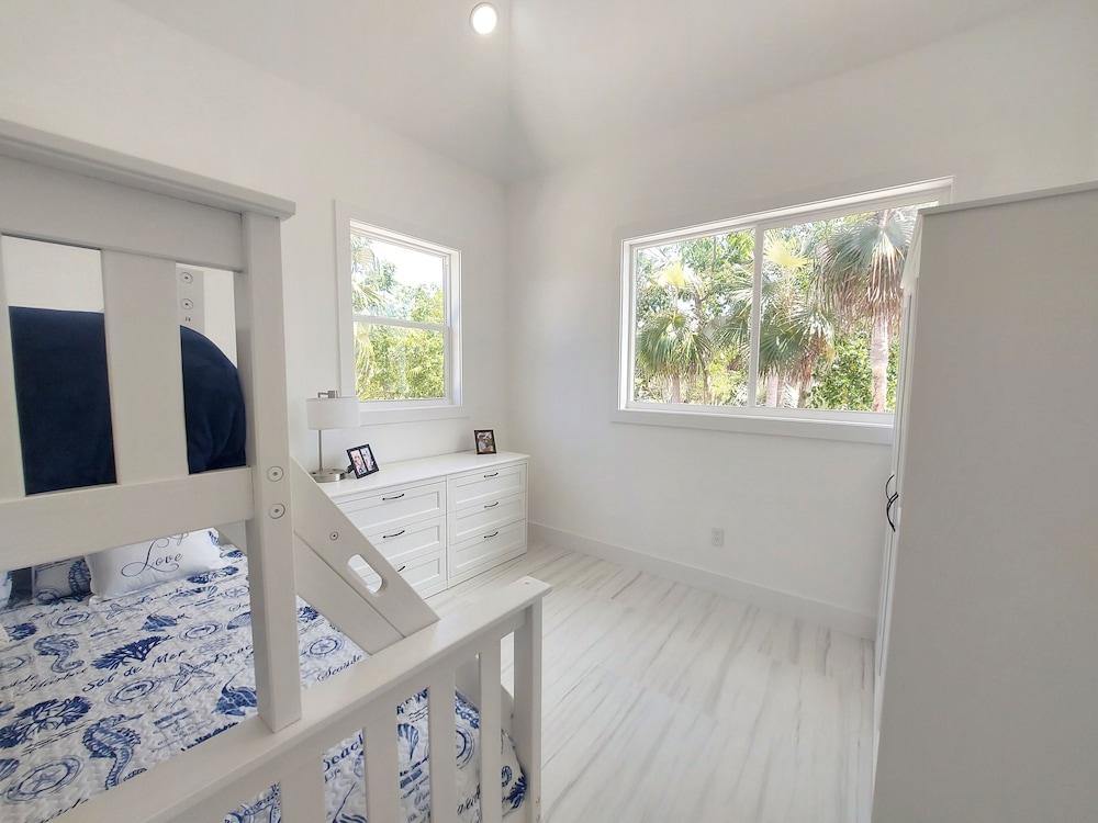 Silver Palms - Brand New Designer Home On Banks Road 2 Bedroom Home