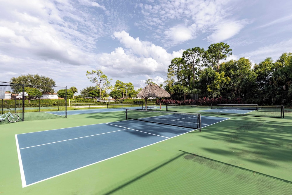 Private Pool, Firepit, Game Room Mins to Beaches + Community Amenities Casa Solara by Avantstay