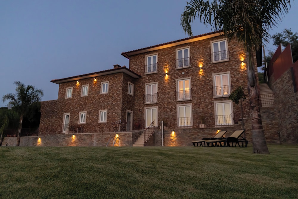 Hotel Golden Mirror - Image 1